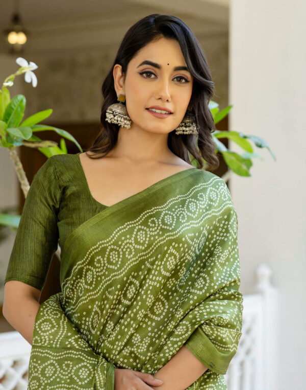 Green Cotton Blend Bandhani Printed Saree